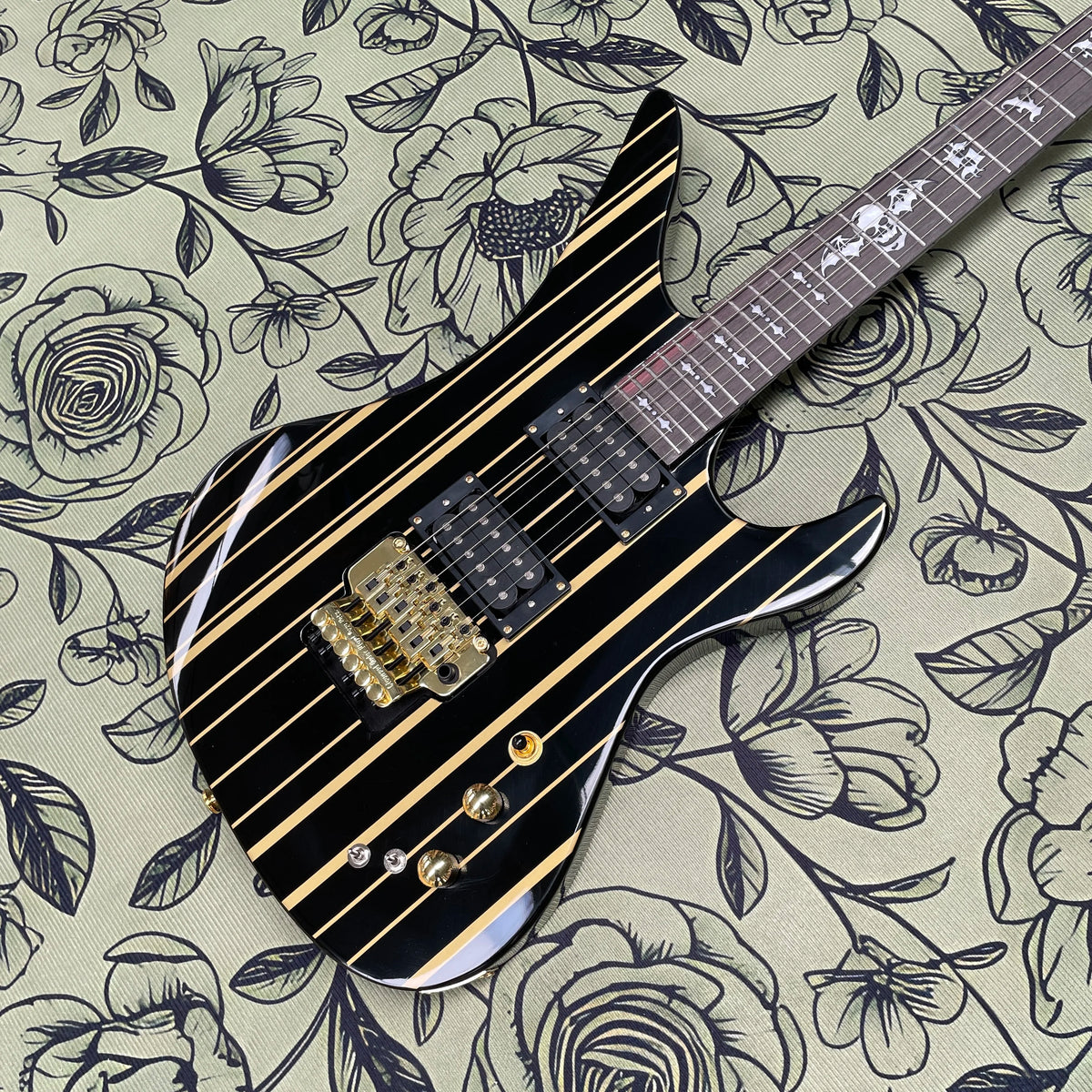 Guitarra eléctrica de 6 cuerdas con rayas negras y doradas, guitarra eléctrica con sistema de doble bloqueo y diapasón de palisandro, guitarra eléctrica para músico de rock