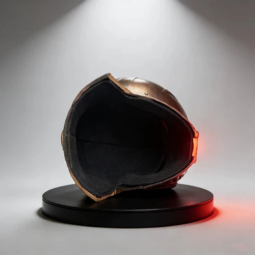 Casco metálico Star Wars con interior negro y borde con detalles rojos, vista lateral