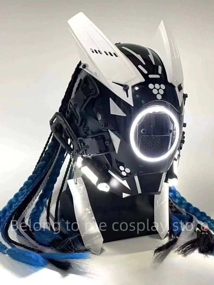 Máscara ciberpunk blanca y negra con aro LED blanco y mechones azules