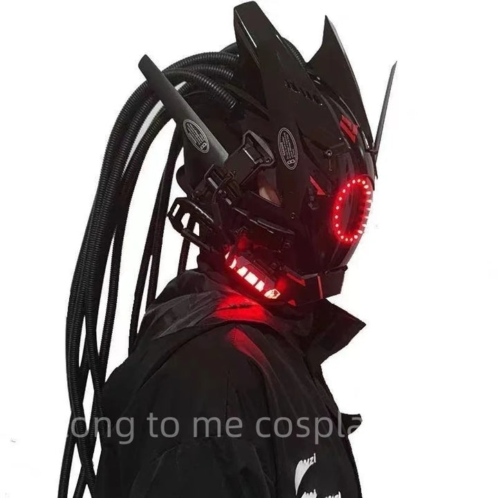Máscara ciberpunk negra con LEDs rojos en la cara y cuernos futuristas