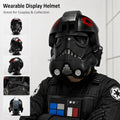 Casco de cosplay negro con emblema rojo y rejilla frontal, con máscara y arnés