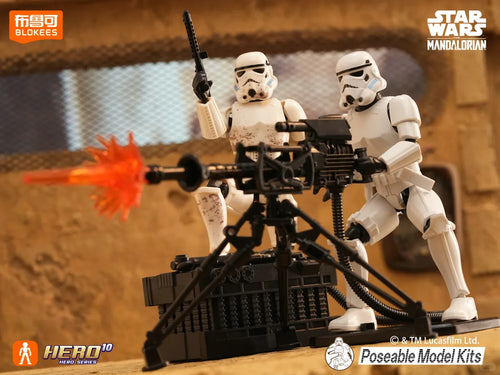 Figura de acción ensamblada con casco blanco, armadura y arma grande en plataforma