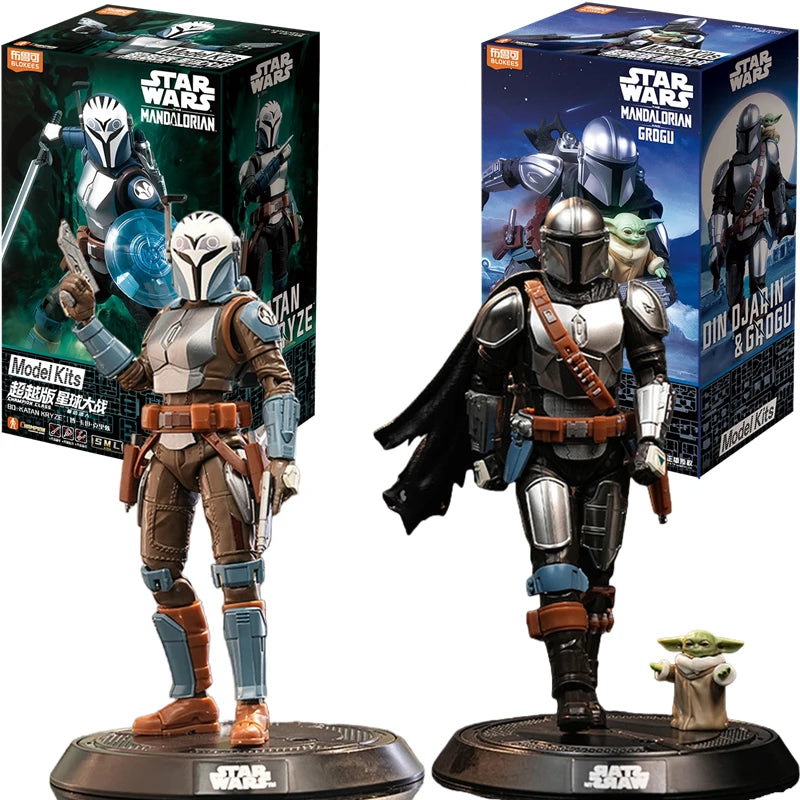 Figura de acción Mandalorian con Grogu, armadura negra y plateada, en base.