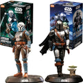 Figura de acción Mandalorian con Grogu, armadura negra y plateada, en base.