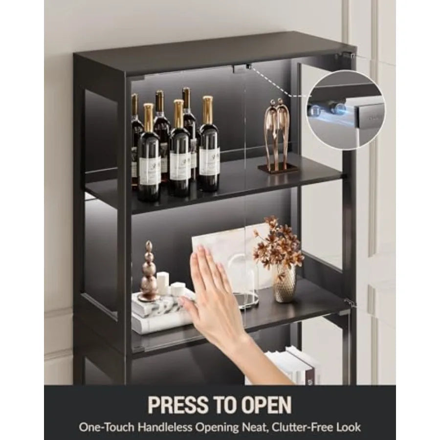 Gabinete vitrina de metal negro con puertas de vidrio y estantes, abierto